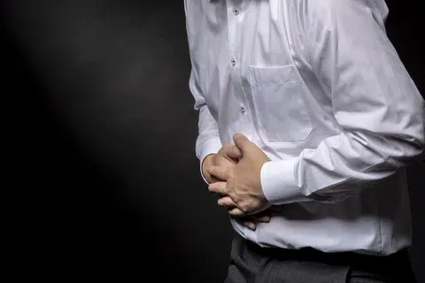 JANGAN DIAMKAN: Sangat penting untuk belajar mengenali simptom barah kolon supaya boleh berjumpa doktor secepat mungkin - terutama apabila beberapa simptom mula muncul. - Foto ISTOCKPHOTO