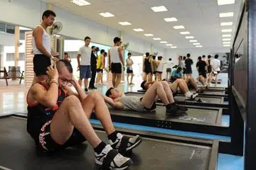 YANG BARU: Ujian IPPT akan merangkumi tiga stesen sahaja iaitu sit-up (atas), push-up dan larian 2.4 kilometer. - Foto FACEBOOK