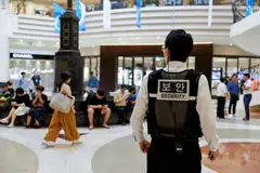 JAGA KESELAMATAN: Seorang pegawai keselamatan sedang menjalankan tugasnya (gambar hiasan).
