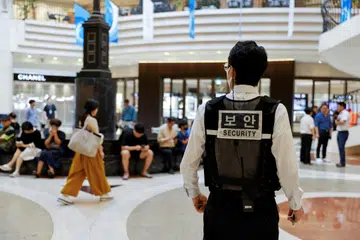 JAGA KESELAMATAN: Seorang pegawai keselamatan sedang menjalankan tugasnya (gambar hiasan).