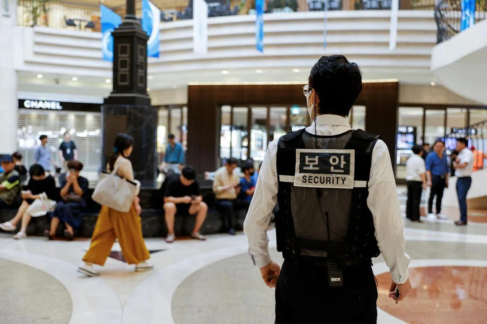 JAGA KESELAMATAN: Seorang pegawai keselamatan sedang menjalankan tugasnya (gambar hiasan).