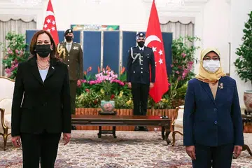 PERBINCANGAN TERBUKA: Presiden Halimah (kanan) menyatakan beliau mengadakan perbincangan yang baik dan terbuka semasa bertemu Naib Presiden Amerika Syarikat, Cik Kamala Harris di Istana pagi semalam. - Foto AFP