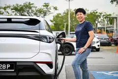 Cik Veronica Ong, yang beralih daripada kereta petrol kepada BYD Sealion 7, berkata beliau setakat ini tidak perlu beratur untuk mengecas kenderaan elektriknya (EV).