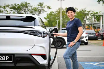 Cik Veronica Ong, yang beralih daripada kereta petrol kepada BYD Sealion 7, berkata beliau setakat ini tidak perlu beratur untuk mengecas kenderaan elektriknya (EV).