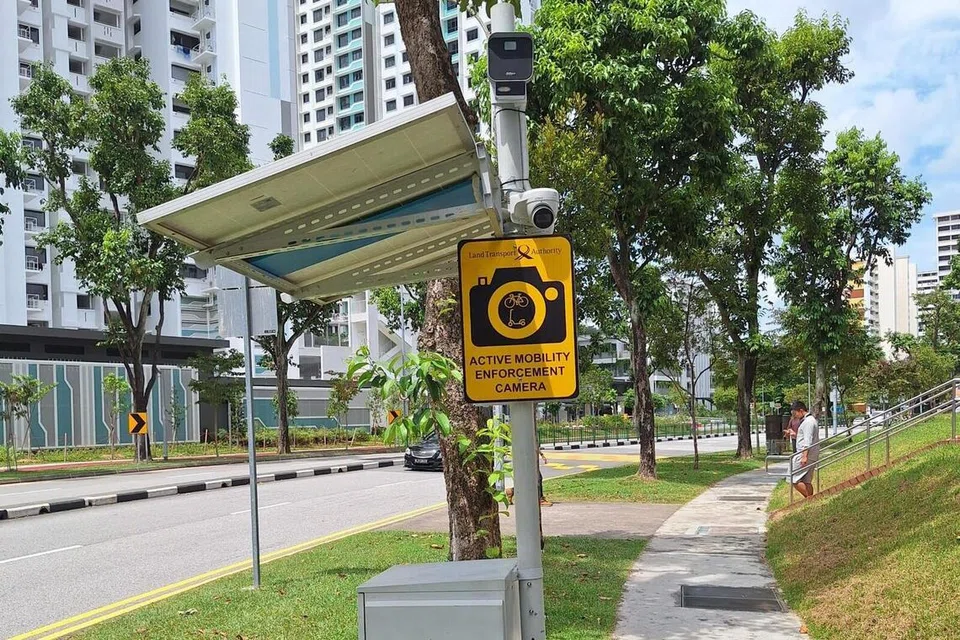 Penguasa Pengangkutan Darat (LTA) telah memasang kamera Sistem Penguatkuasaan dan Pengesanan Mobiliti Aktif (Ameds) untuk mengesan pelanggaran had laju. Menurut jurucakap LTA, mereka akan memperluaskan rangkaian kamera Ameds secara berperingkat dalam beberapa tahun mendatang.