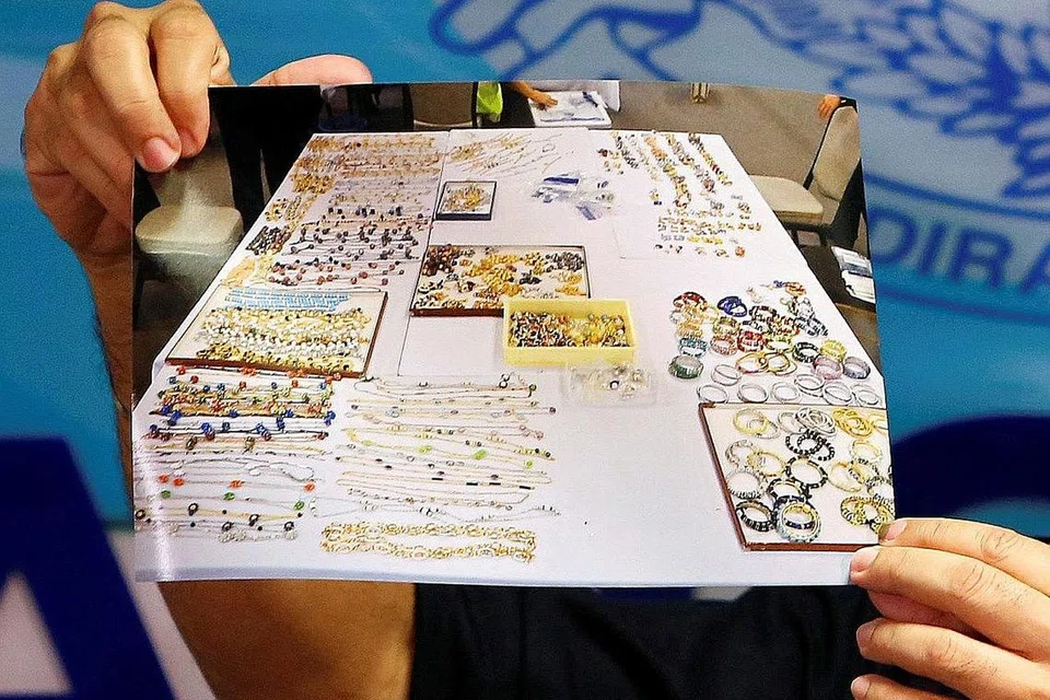 BARANG KEMAS DIRAMPAS: Antara barangan yang dirampas di enam premis yang dipercayai berkaitan dengan siasatan 1MDB pada sidang akhbar di Kuala Lumpur semalam. - Foto REUTERS