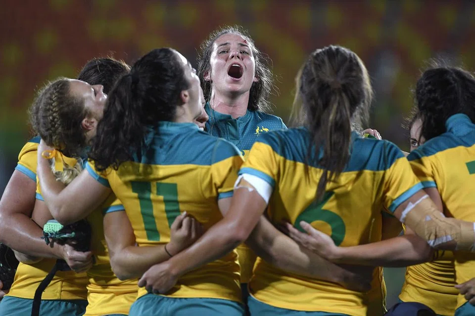 RAIKAN KEMENANGAN: Para pemain ragbi tujuh sepasuk Australia meraikan kejayaan menewaskan New Zealand dalam final acara itu kelmarin. - Foto AFP 