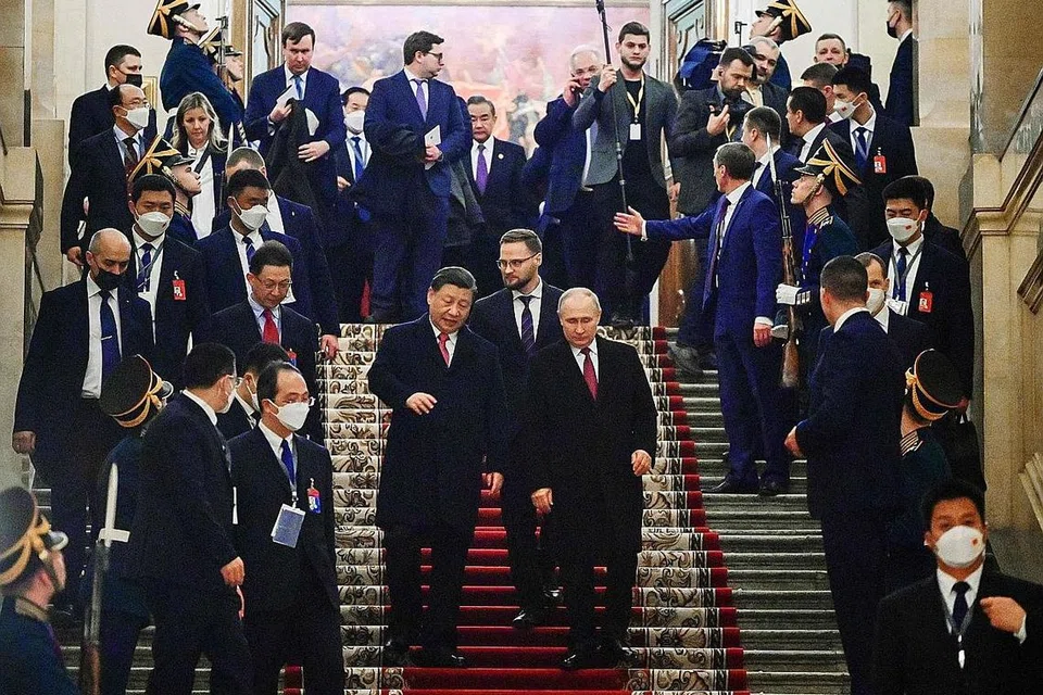 BERJUMPA DI KREMLIN: Presiden Russia, Encik Vladimir Putin dan Presiden China, Encik Xi Jinping, meninggalkan majlis resepsi selepas mereka berjumpa di Kremlin, Moscow pada 21 Mac 2023. - Foto AFP