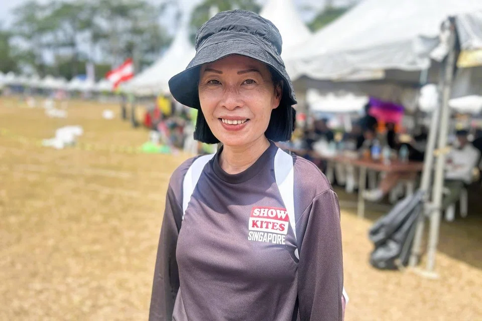 Cik Maggie Mok, 52 tahun, daripada kumpulan Show Kites Singapore.