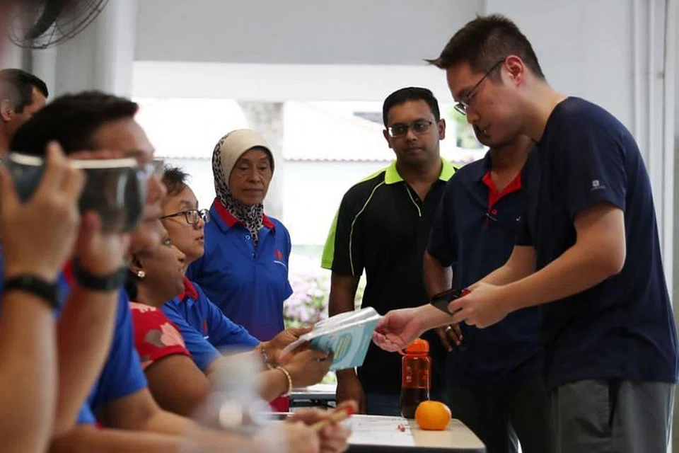 Seorang penduduk sedang mengambil pelitup muka di pusat RC di Blk 47, Telok Blangah Drive, yang diberikan percuma oleh pemerintah dalam usaha membantu warga di tengah-tengah penularan virus korona novel. 
