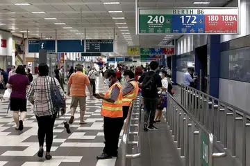 TINGKAT LANGKAH BERJAGA-JAGA: Warga Singapura lebih berwaspada ketika di pusat tukaran bas yang termasuk dalam kelompok Covid-19. - Foto ZAOBAO