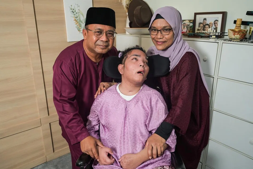 Pasangan suami isteri, Encik Mohammad Razib Samsudin, 56 tahun, dan Cik Anisah Salim, 55 tahun, mendambakan panggilan ‘Mama dan Baba’ daripada anak kedua mereka, Cik Nuruljannah (berkerusi roda). Potret keluarga itu menjadi kenangan keadaan Cik Nuruljannah sebelum ditimpa tragedi. 