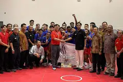 MUNCUL JUARA: Pasukan Polis SA menewaskan pasukan Alipithay ST 2 - 1, sekali gus merebut kejuaraan Liga Perdana 2019. Selain trofi, Polis SA membawa pulang wang tunai $3,000 manakala Alipithay ST pula menerima wang tunai $2,000 dan SK Sepaktakraw $1,000. - Foto PERSES