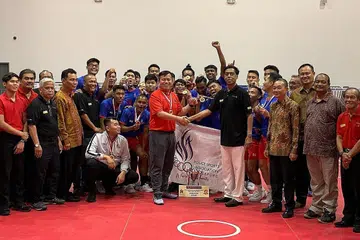 MUNCUL JUARA: Pasukan Polis SA menewaskan pasukan Alipithay ST 2 - 1, sekali gus merebut kejuaraan Liga Perdana 2019. Selain trofi, Polis SA membawa pulang wang tunai $3,000 manakala Alipithay ST pula menerima wang tunai $2,000 dan SK Sepaktakraw $1,000. - Foto PERSES