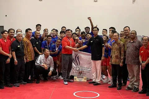 MUNCUL JUARA: Pasukan Polis SA menewaskan pasukan Alipithay ST 2 - 1, sekali gus merebut kejuaraan Liga Perdana 2019. Selain trofi, Polis SA membawa pulang wang tunai $3,000 manakala Alipithay ST pula menerima wang tunai $2,000 dan SK Sepaktakraw $1,000. - Foto PERSES