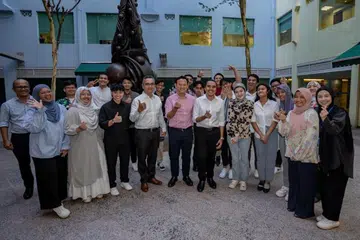 BELIA MATANG: Golongan belia hadiri sesi dialog bersama Menteri Negara Kanan (Tenaga Manusia merangkap Pertahanan),Encik Zaqy Mohamad (barisan depan, lima dari kiri), dan Anggota Parlimen, GRC Chua Chu Kang, Encik Zhulkarnain Abdul Rahim (barisan depan, enam dari kiri). Turut hadir ialah Editor Berita Harian/Berita Minggu, Encik Nazry Mokhtar (barisan depan, empat dari kiri).