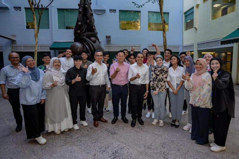BELIA MATANG: Golongan belia hadiri sesi dialog bersama Menteri Negara Kanan (Tenaga Manusia merangkap Pertahanan),Encik Zaqy Mohamad (barisan depan, lima dari kiri), dan Anggota Parlimen, GRC Chua Chu Kang, Encik Zhulkarnain Abdul Rahim (barisan depan, enam dari kiri). Turut hadir ialah Editor Berita Harian/Berita Minggu, Encik Nazry Mokhtar (barisan depan, empat dari kiri).