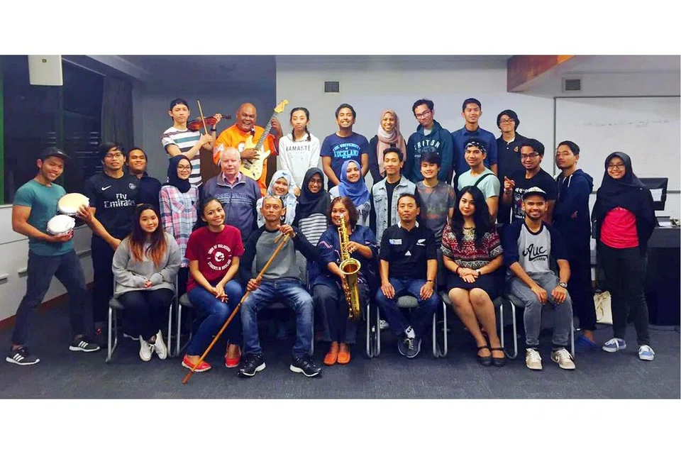 BERSATU TENAGA: Peserta dan kru konsert yang bertungkus lumus menjayakan 'Malam Aneka Ragam P. Ramlee' bergambar beramai-ramai pada akhir majlis. Cik Suzana Samsudin bergaya dengan saksafon (duduk empat dari kanan). - Foto KAMPUNG NEW ZEALAND