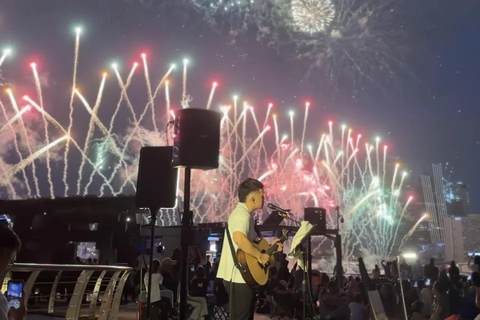 El artista callejero del Sr. Harris en Marina Bay, Olympic Walk el 28 de junio, también recibió una presentación de fuegos artificiales junto con la vista previa del Día Nacional (NDP).