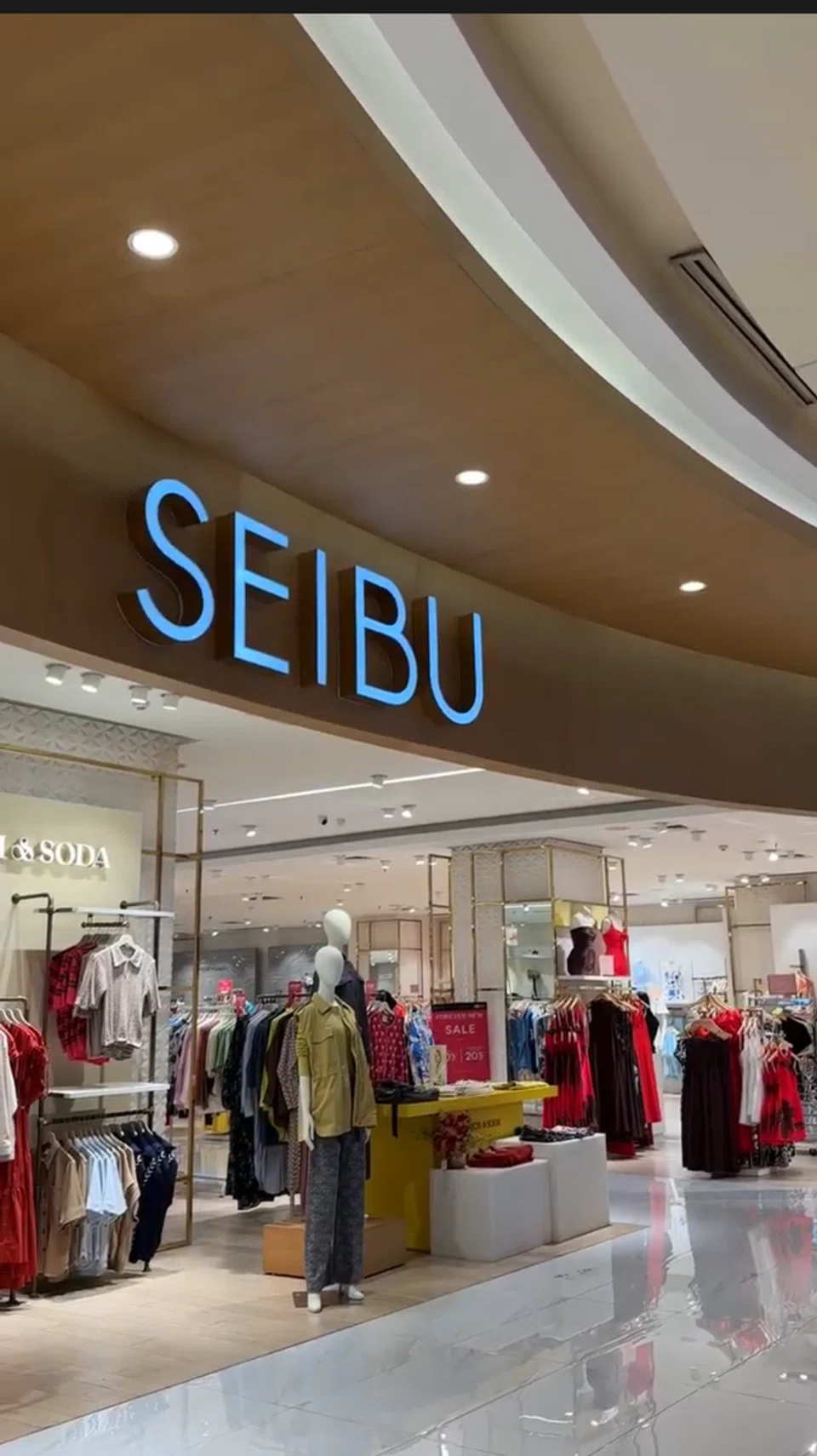 Gedung serbaneka Seibu di Grand Indonesia yang menjual pelbagai keperluan seperti beg, tudung dan kasut.