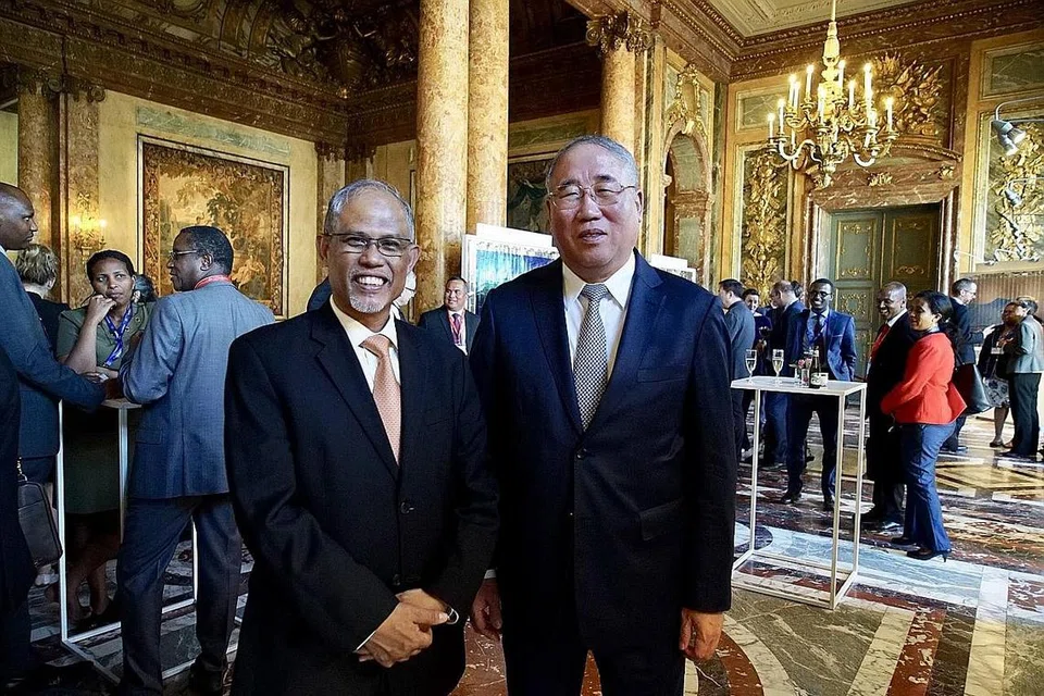 RAKAM KENANGAN: Encik Masagos bergambar bersama dengan Wakil Khas China bagi Perubahan Iklim, Xie Zhenhua, yang turut hadir dalam mesyuarat tersebut. - Foto KEMENTERIAN SEKITARAN DAN SUMBER AIR