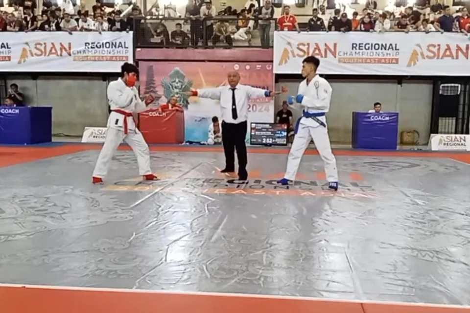 Ahmad Ali Alkhatib (paling kiri) menentang lawan dari Vietnam, Minh Quan Tran (kanan), dalam final  jiu-jitsu ‘fighting system’ bawah 56 kilogram dewasa dalam Kejohanan Jiu-Jitsu Serantau Asia (Asia Tenggara) pada 7 Julai. 