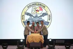 Panglima Pasukan Pertahanan, Laksamana Madya (VADM) Aaron Beng (dua dari kanan) bersama Panglima Angkatan Bersenjata Diraja Brunei Mejar Jeneral (MG) Dato Paduka Seri Haji Muhammad Haszaimi Bol Hassan (kiri), Menteri di Pejabat Perdana Menteri dan Menteri Pertahanan II, MG (Bersara) Dato Paduka Seri Awang Haji Halbi Haji Mohd Yussof (dua dari kiri), serta Pesuruhjaya Tinggi Singapura ke Brunei, Encik Mr Laurence Bay Siow Hon (kanan) memotong kek bagi memperingati hubungan 50 tahun pertahanan antara Singapura dan Brunei Darussalam.