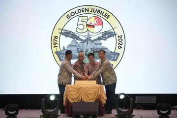 Panglima Pasukan Pertahanan, Laksamana Madya (VADM) Aaron Beng (dua dari kanan) bersama Panglima Angkatan Bersenjata Diraja Brunei Mejar Jeneral (MG) Dato Paduka Seri Haji Muhammad Haszaimi Bol Hassan (kiri), Menteri di Pejabat Perdana Menteri dan Menteri Pertahanan II, MG (Bersara) Dato Paduka Seri Awang Haji Halbi Haji Mohd Yussof (dua dari kiri), serta Pesuruhjaya Tinggi Singapura ke Brunei, Encik Mr Laurence Bay Siow Hon (kanan) memotong kek bagi memperingati hubungan 50 tahun pertahanan antara Singapura dan Brunei Darussalam.