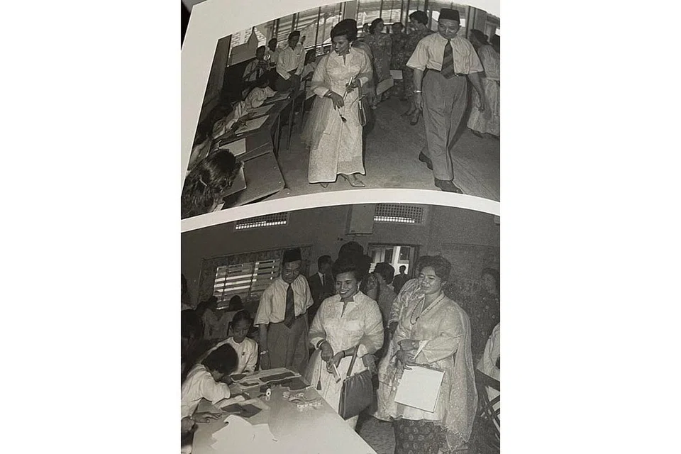 LAWATAN VIP: Gambar tetamu VIP ketika melawati Sekolah Sang Nila Utama, antaranya termasuklah Raja Permaisuri Agong Tengku Budriah, ditemani Wanita Pertama Singapura, Puan Noor Aishah. - Foto HELANG BOOKS