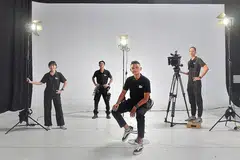 YANG PENTING PENGALAMAN, BUKAN ANUGERAH: Bagi pengarah dan penulis Kejar Muhammad Ruzhael Marwazi (depan), yang bersama beberapa anggota pasukannya, (dari kiri) Natalie Yun, Mohamad Shu'aidi Suhaimy dan Austen Chua, pengalaman membuat filem itu bukan mengajarnya erti kesabaran sahaja, bahkan mengasah kemahirannya dalam menyusun jalan cerita. - Foto BH oleh ALPHONSUS CHERN