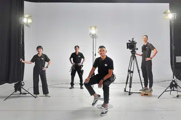 YANG PENTING PENGALAMAN, BUKAN ANUGERAH: Bagi pengarah dan penulis Kejar Muhammad Ruzhael Marwazi (depan), yang bersama beberapa anggota pasukannya, (dari kiri) Natalie Yun, Mohamad Shu'aidi Suhaimy dan Austen Chua, pengalaman membuat filem itu bukan mengajarnya erti kesabaran sahaja, bahkan mengasah kemahirannya dalam menyusun jalan cerita. - Foto BH oleh ALPHONSUS CHERN