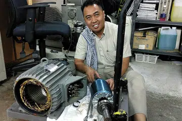 PERLU BIJAK BAHAGI MASA: Encik Norman menggunakan sekitar $100 Kredit SkillsFuturenya bagi mengikuti kursus Higher Nitec tahun lalu demi mempertingkat ilmu dan kemahirannya. - Foto ihsan NORMAN SAZLY