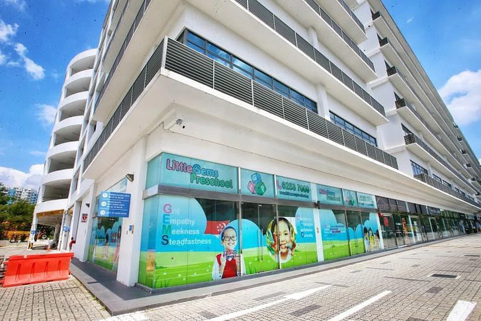 Kelompok di Little Gems Preschool di 3 Ang Mo Kio Street 62 dan kelompok di Kranji Lodge di 12 Kranji Road masing-masing mempunyai tiga kes.