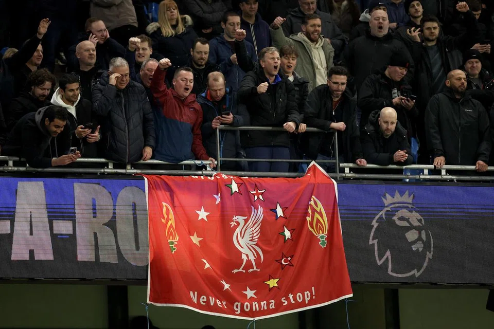 Penyokong Liverpool meraikan kemenangan pasukan mereka ke atas Manchester City yang mengukuhkan kedudukan pasukan di tangga teratas Liga Perdana England.