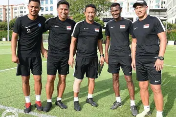 BERSAMA RAKAN SEJAWAT: Azmir (kiri) bersama rakan-rakan bola sepak Singapura iaitu (mulai dua dari kiri) Noh Alam Shah, Fandi Ahmad, Subramani dan Robin Chitrakar. - Foto ihsan SYED AZMIR SYED AZMAN