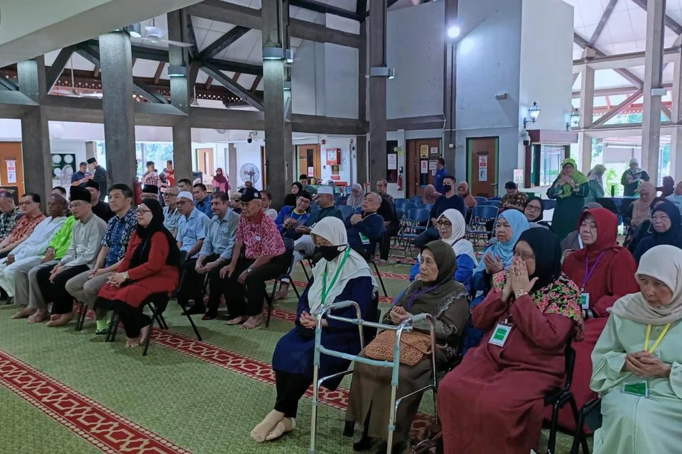 JEMAAH SINGAPURA: Jemaah haji dari kawasan Marine Parade dirai di Masjid Darul Aman sebelum berangkat ke Tanah Suci pada 10 Jun. 