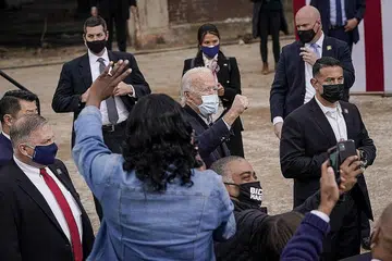 TEMUI PENYOKONG: Bakal presiden Amerika, Encik Joe Biden (tengah), menemui penyokong selepas berkempen membantu calon Demokrat Senat, Encik Jon Ossoff dan Reverend Raphael Warnock, di Pullman Yard, Atlanta, Georgia, kelmarin (waktu Amerika). Sambutan sempena upacara angkat sumpah presiden beliau dan bakal naib presiden Kamala Harris dijangka berlangsung kebanyakannya secara maya. - Foto AFP