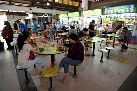 PERLU PERUBAHAN: Pusat penjaja telah menjadi bahagian penting dalam kehidupan Singapura, tetapi perubahan tidak dapat dielakkan, dan ia mungkin dalam bentuk yang amat berbeza pada masa depan.