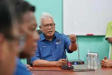 KEKAL BERSATU: Setiausaha Agung Bersatu, Datuk Seri Hamzah Zainuddin, berkata sebarang cubaan pihak luar memecah-belahkan parti itu tidak akan berjaya.