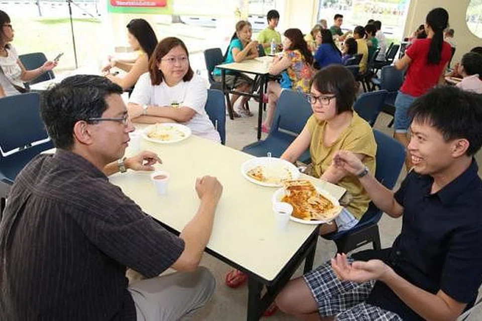 BERINTERAKSI: Dalam sesi 'Perata dan Kopi' di Nee Soon Central, penduduk berpeluang berinteraksi bersama penasihat akar umbi, Profesor Madya Muhammad Faishal Ibrahim (kiri), serta jiran lain yang tidak dikenali sebelum ini. - Foto-foto PERSATUAN RAKYAT