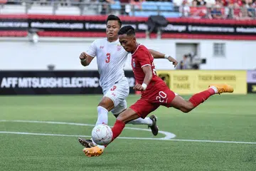 Shawal (kanan) ketika beraksi dalam perlawanan Singapura menentang Myanmar di Stadium Jalan Besar pada malam Sabtu ini. - Foto FAS
