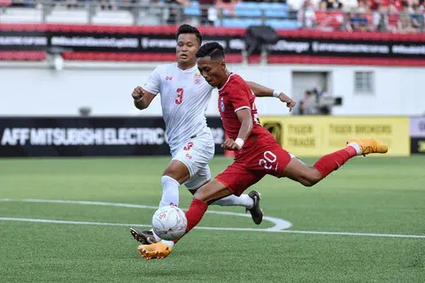 Shawal (kanan) ketika beraksi dalam perlawanan Singapura menentang Myanmar di Stadium Jalan Besar pada malam Sabtu ini. - Foto FAS