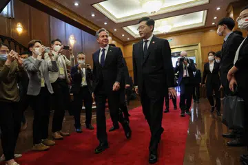 CARI HURAIAN: Setiausaha Negara Amerika Syarikat, Encik Antony Blinken, berjalan seiringan dengan Menteri Luar China, Encik Qin Gang di kompleks diplomat, Diaoyutai State Guesthouse, di Beijing, China, pada Ahad.