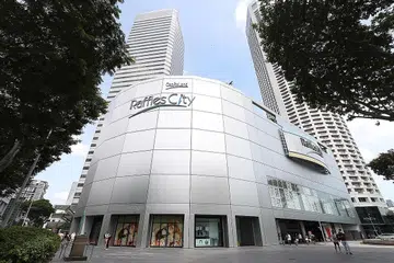 AMBIL ALIH: BHG Singapore akan mengambil alih bekas premis dua tingkat pusat beli belah Robinsons di Raffles City. - Foto BH oleh TIMOTHY DAVID