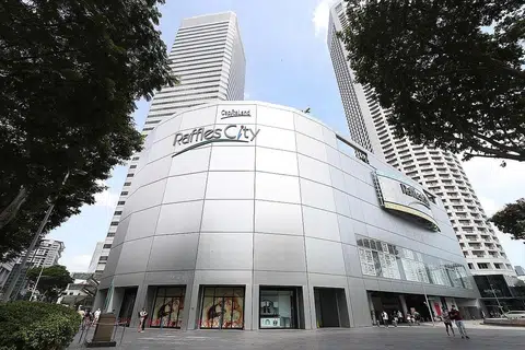 AMBIL ALIH: BHG Singapore akan mengambil alih bekas premis dua tingkat pusat beli belah Robinsons di Raffles City. - Foto BH oleh TIMOTHY DAVID
