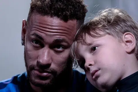 Neymar bersama anaknya Davi Lucca semasa interviu bersama AFP pada Sabtu, 21 Julai. 