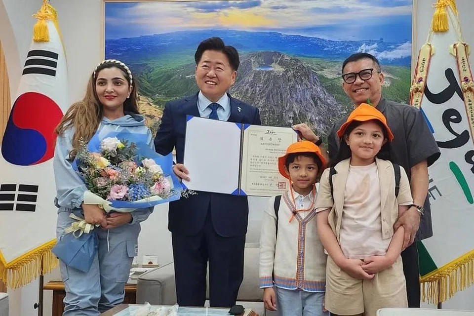 Gabenor Jeju, Encik Oh Young-hun (tengah) bersama pasangan popular Indonesia, Anang Hermansyah dan isteri Ashanty Ash serta dua anak mereka di Jeju pada 21 Jun. 