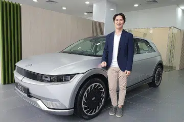 BAKAL DILANCAR: Ketua penjualan kumpulan inovasi Hyundai Motor, Encik Andy Kang, bersama kenderaan elektrik (EV) Hyundai, Ioniq 5. - Foto-Foto BH oleh CHRISTOPHER TAN