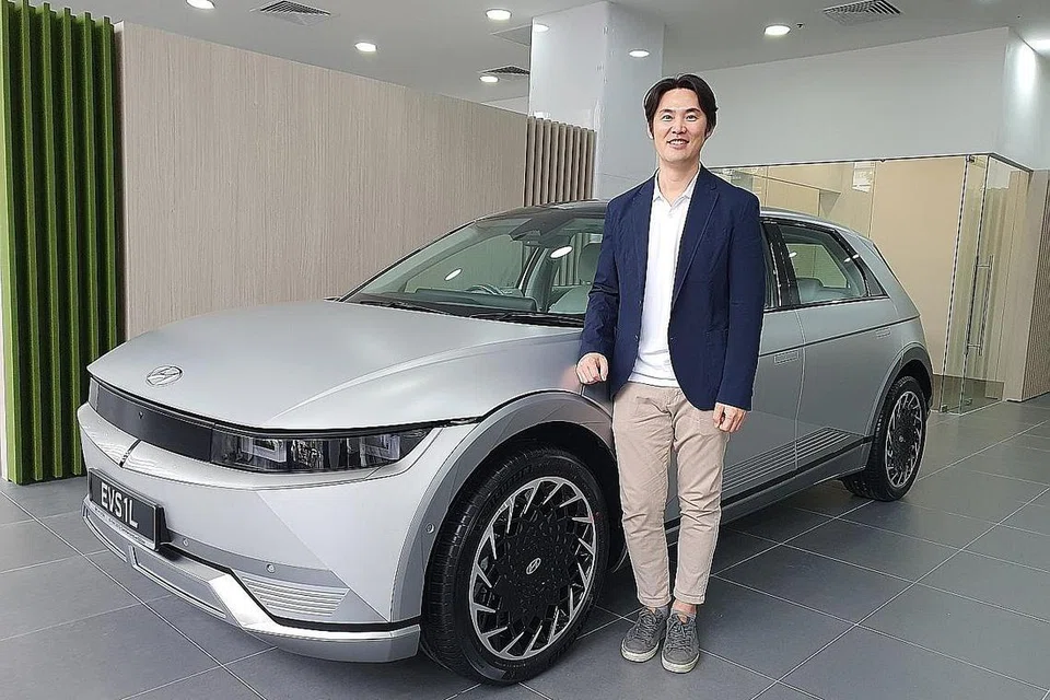 BAKAL DILANCAR: Ketua penjualan kumpulan inovasi Hyundai Motor, Encik Andy Kang, bersama kenderaan elektrik (EV) Hyundai, Ioniq 5. - Foto-Foto BH oleh CHRISTOPHER TAN