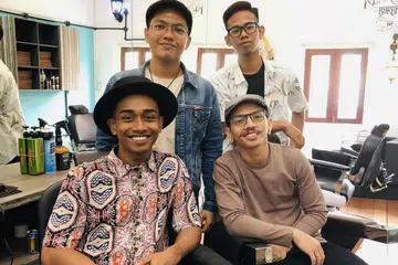 KERJA KERAS BURU CITA-CITA: Pemilik salun gunting rambut dan hias diri lelaki, Renaissance Barber Co, Encik Muhammad Solihin Zohari (duduk di kiri) kembali menemui cinta pertamanya dalam seni menggunting rambut selepas tercicir dalam kursus kejuruteraan automatif dan menjalani Perkhidmatan Negara (NS). Beliau dan rakannya, Encik Muhammad Faris Ramlee (duduk di kanan) kini membimbing dua remaja belasan tahun, (berdiri dari kiri) Encik Muhammad Iffat Al-Malik Abdullah dan Encik Muhd Fakhaeirul Afwan Sabtu, dalam seni fesyen rambut yang kian popular dalam kalangan generasi muda. - Foto BH oleh HARYANI ISMAIL